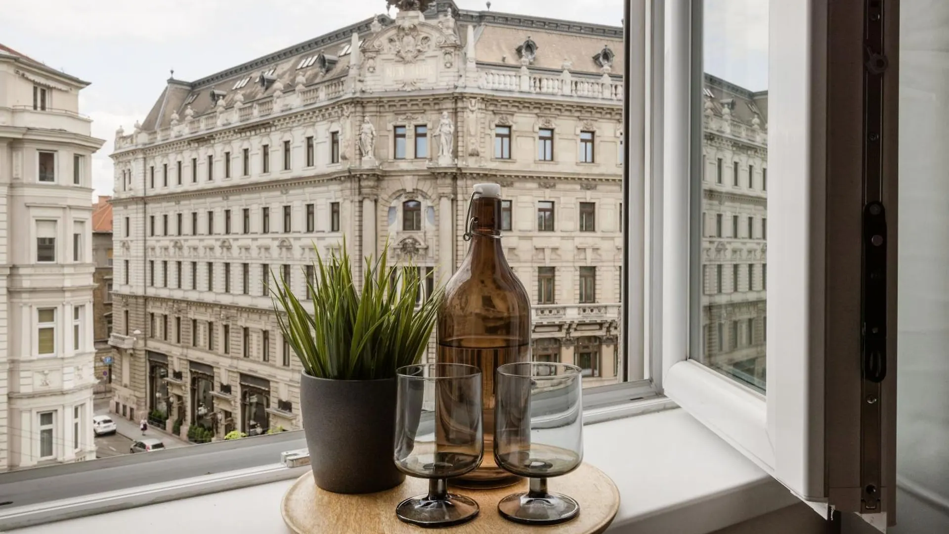 Luxe, Minimal 3Dbr Apt-Stunning New York Cafe View Budapest