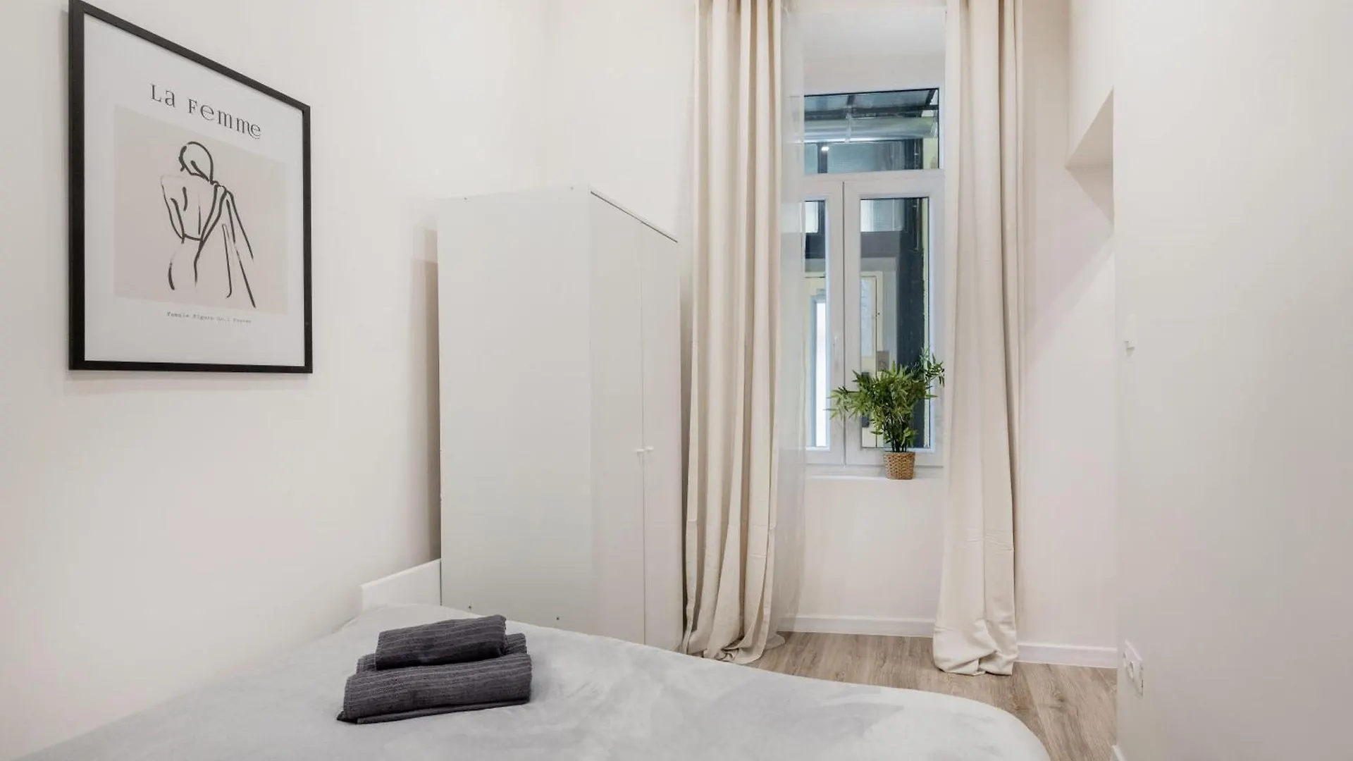 Luxe, Minimal 3Dbr Apt-Stunning New York Cafe View Budapest Apartment