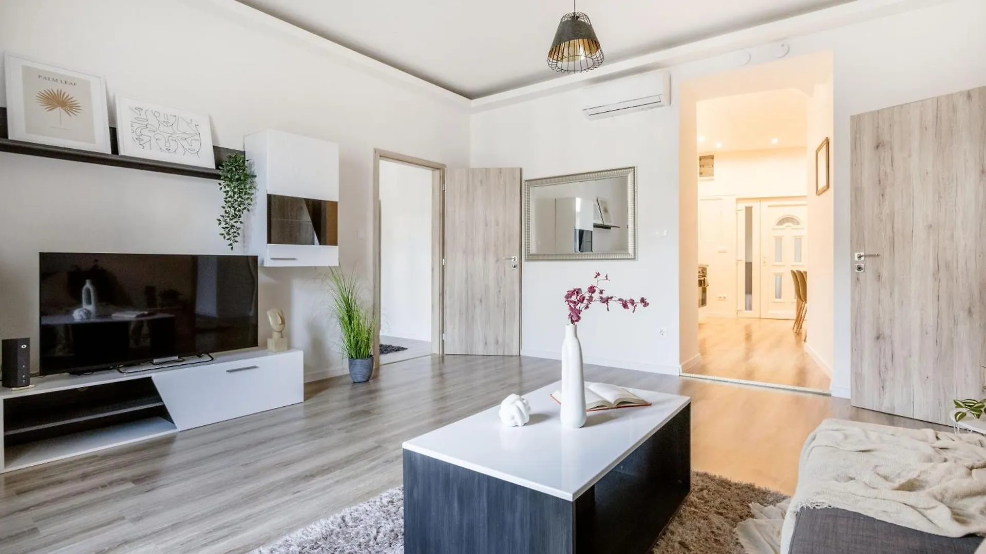Luxe, Minimal 3Dbr Apt-Stunning New York Cafe View Budapest Hungary
